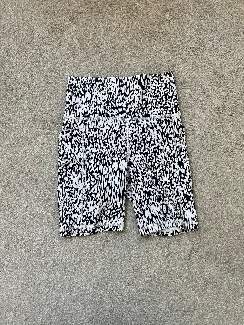 Athleta Salutation Stash Bike Shorts w/Pockets Blk/White | XS | Excellent Cond.